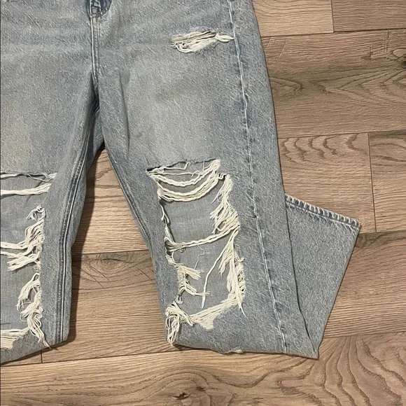 American Eagle Outfitters Ripped Light Blue High-Rise 90’s Boyfriend Jeans - Picture 4 of 9